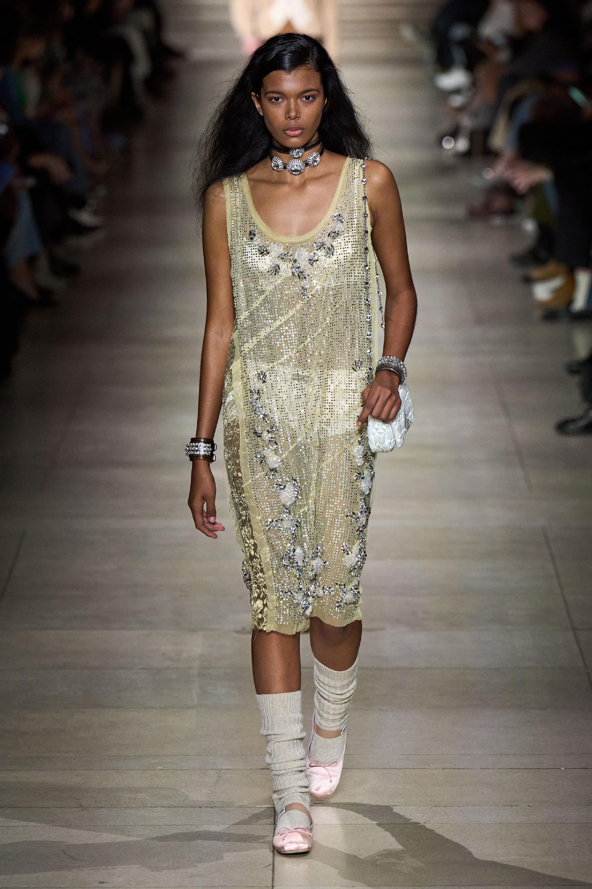 miu miu本季polo衫和超短迷你裙的搭配运动感更足