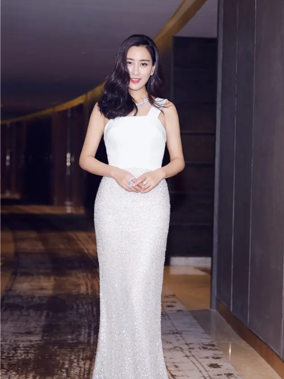 长相漂亮性格直爽的马苏,身材凹凸有致,颜值和身材一点不像40岁