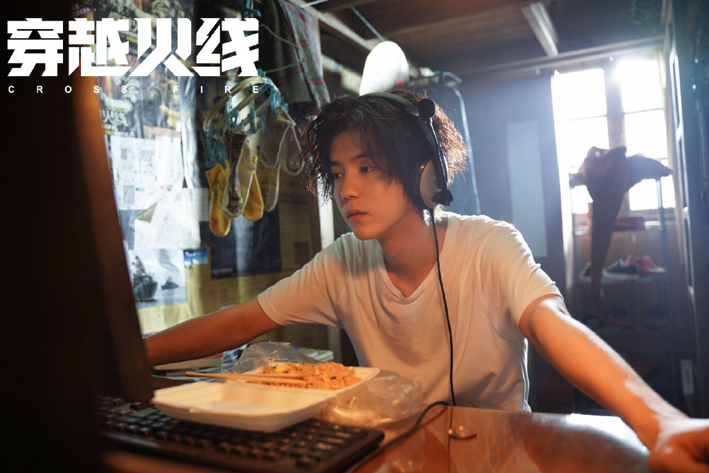 看过了《穿越火线》和《在劫难逃》,快忘了精致鹿晗的样子了