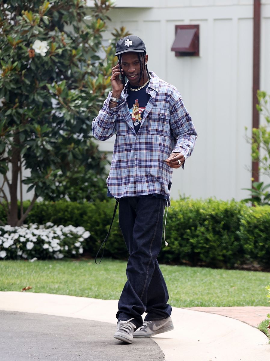 特拉维斯·斯科特街拍:格纹衬衣漫画t恤牛仔裤潮味满满