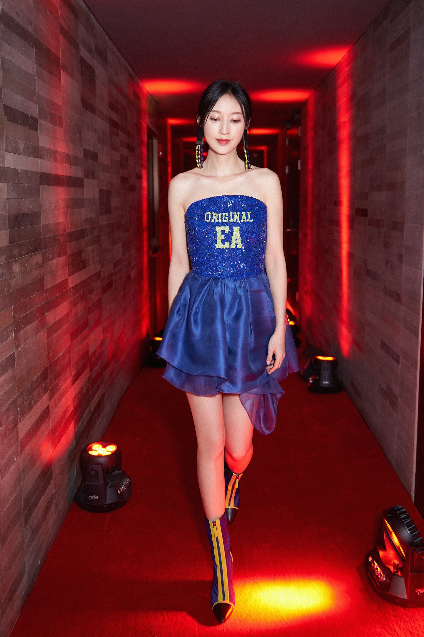 高挑美女演员张俪,貌美身材好,性感美照集锦