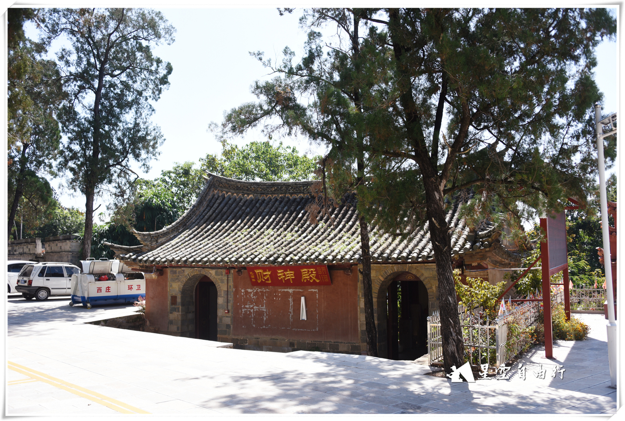 八百年历史,山上古木参天山下泉水叮咚,建水黄龙寺