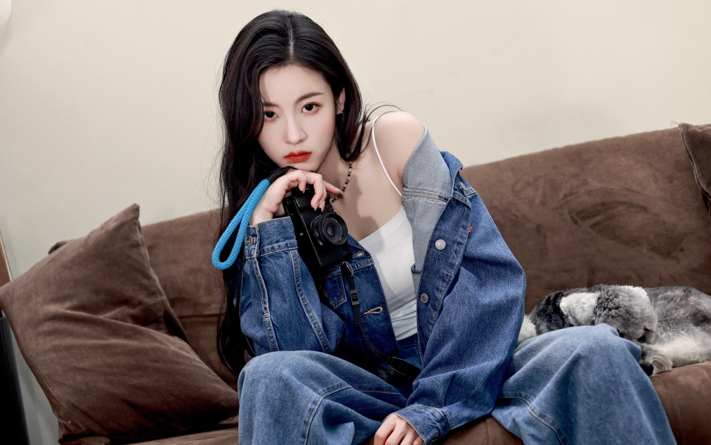 孙芮分享牛仔造型写真 性感帅气兼具甜酷十足