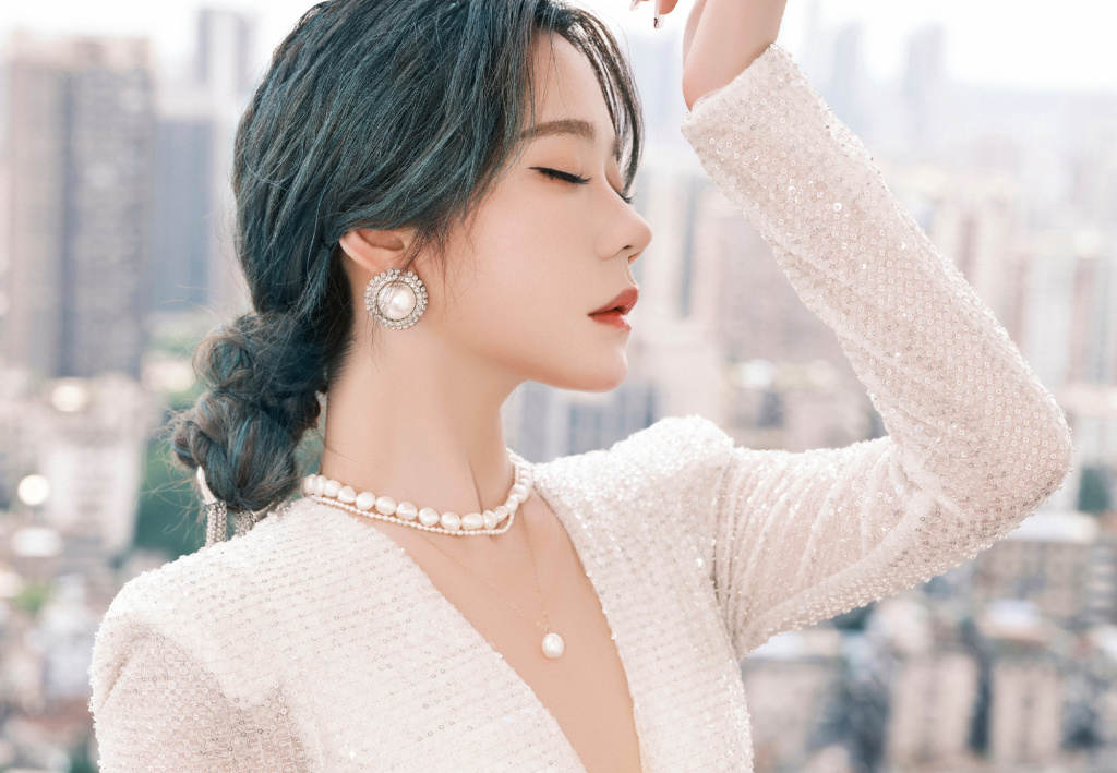 张紫宁个人巡演白色亮片质感裤装造型写真 侧颜精致气质优雅