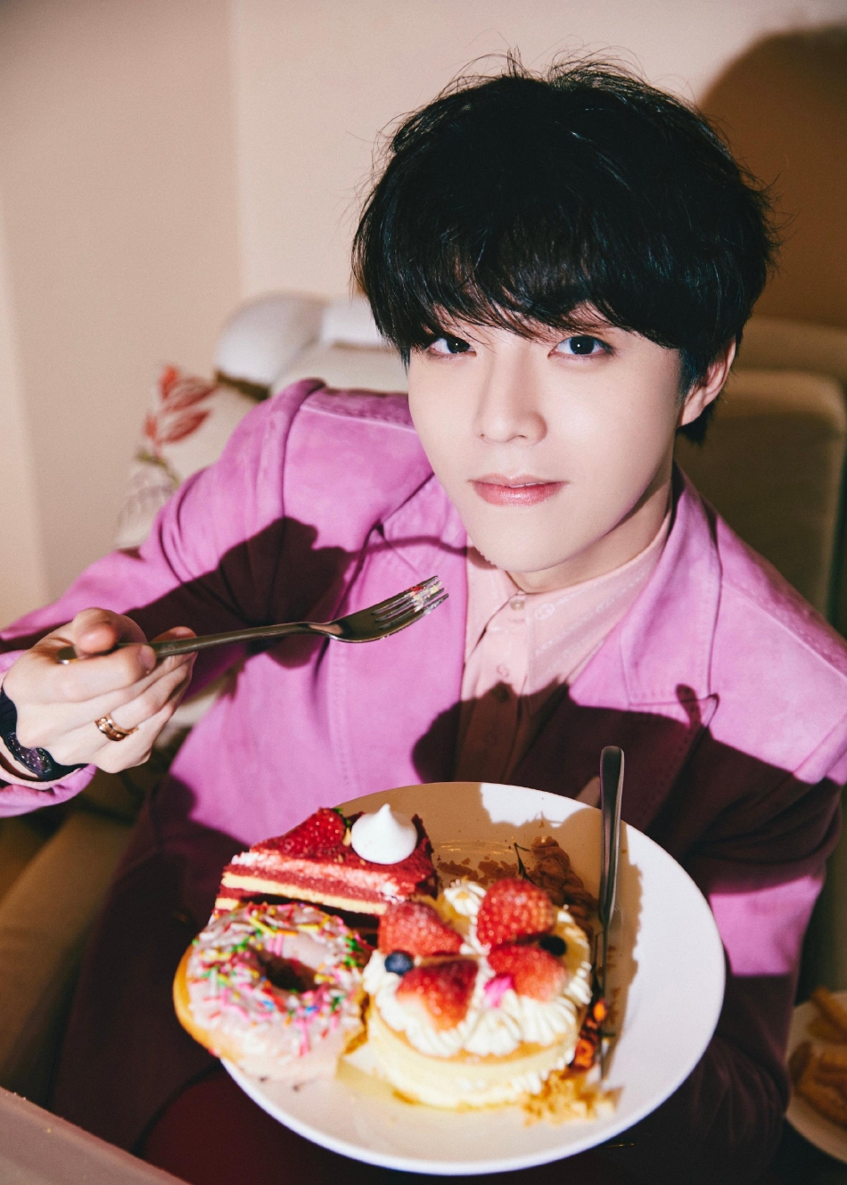 组图:陈立农卡点520晒高甜写真 粉色西装手拿甜甜圈可爱满分