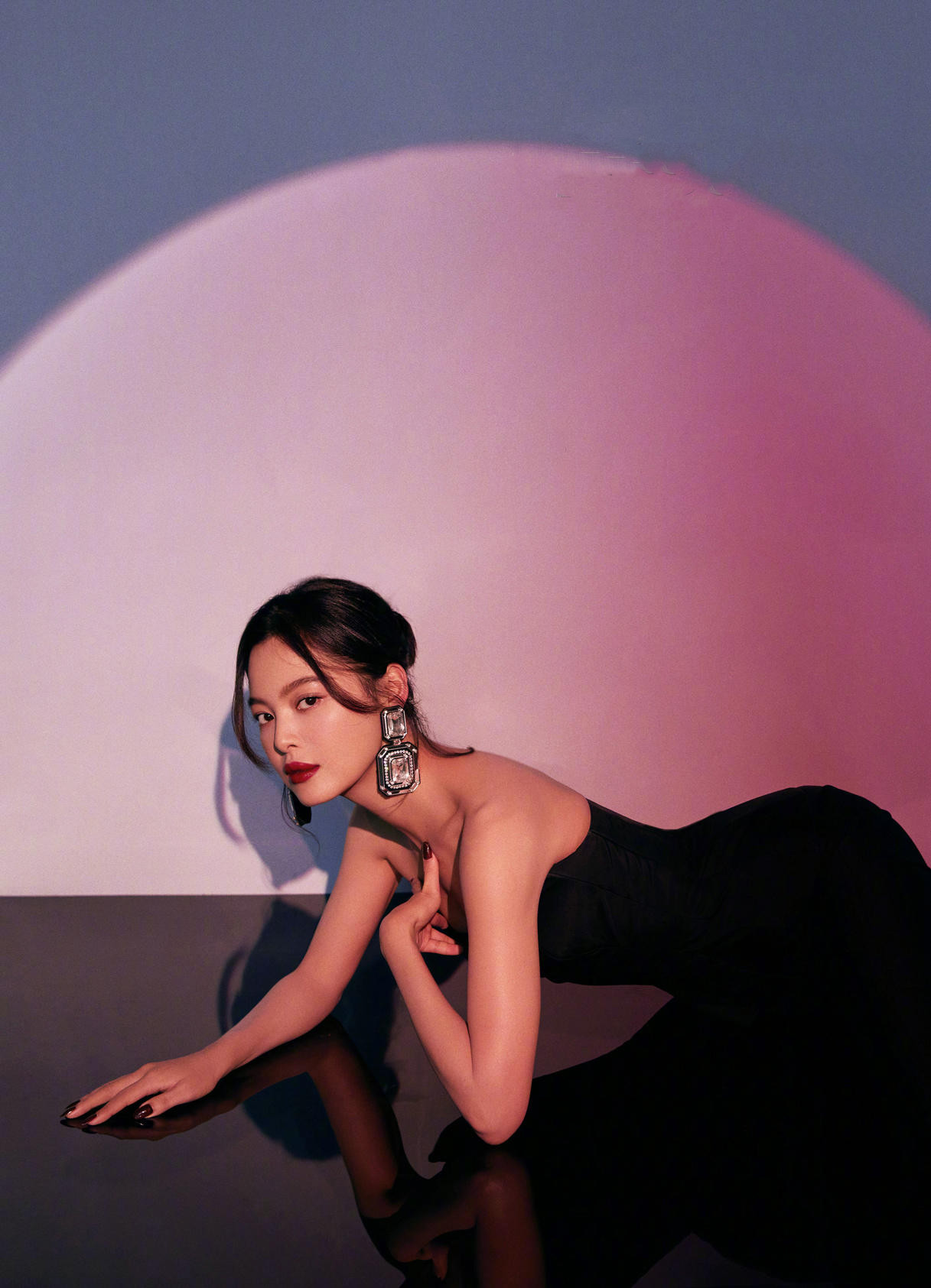 瘦下来的辛芷蕾不简单,眼神还是那个眼神,纤细小腰很吸睛