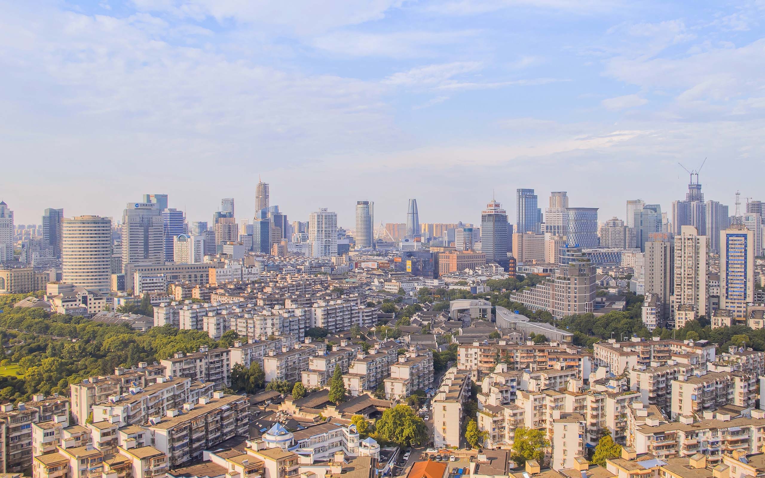 傍晚时分的城市风光