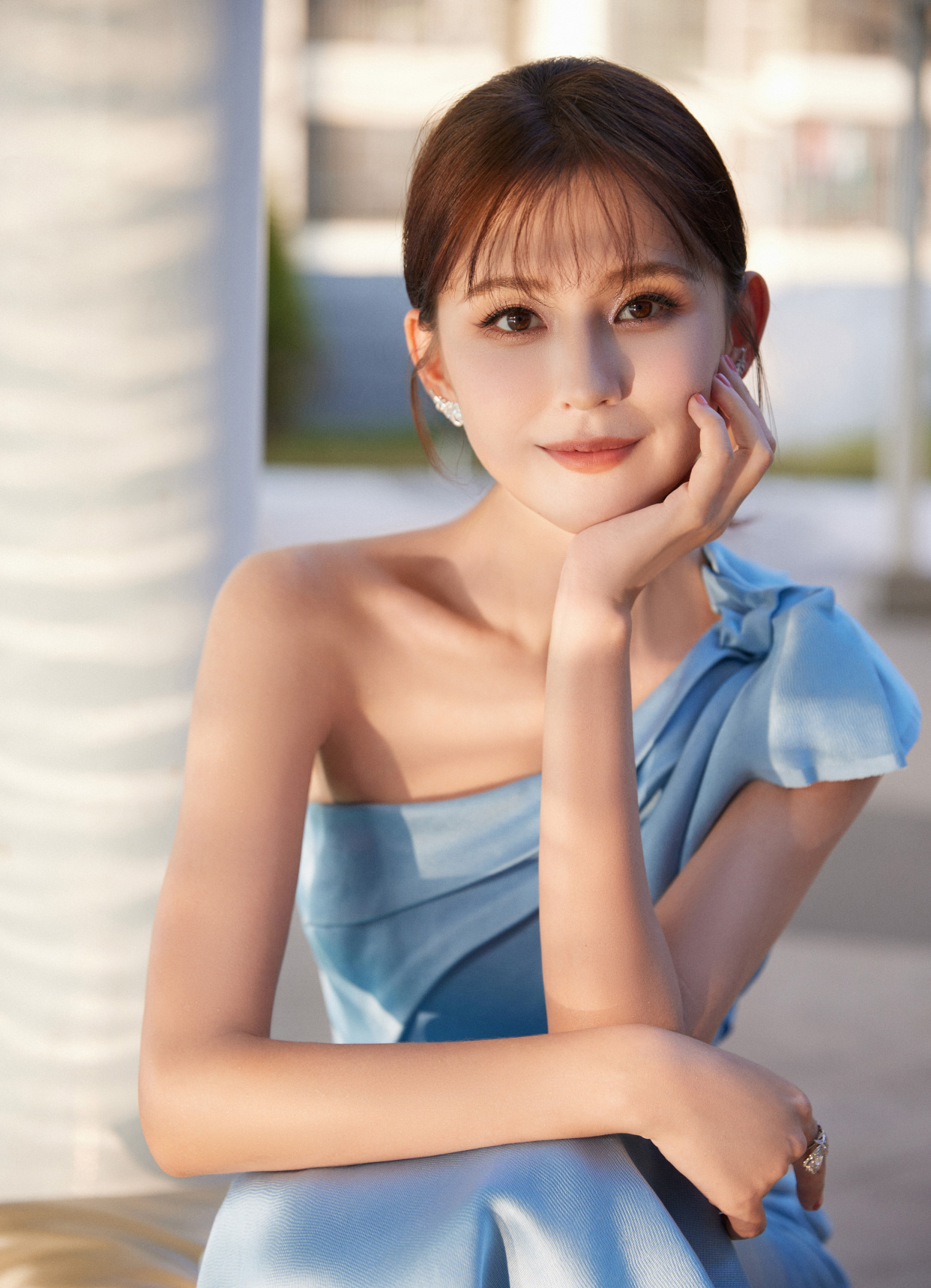 热依扎 一袭蓝鱼尾裙展露线条美感