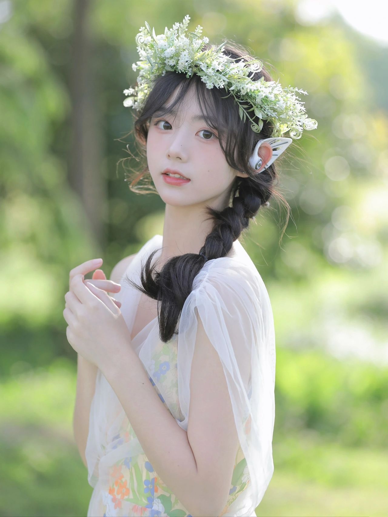 身穿彩裙头戴花环,人间精灵般美丽,这样的女孩我们叫她花仙子吧