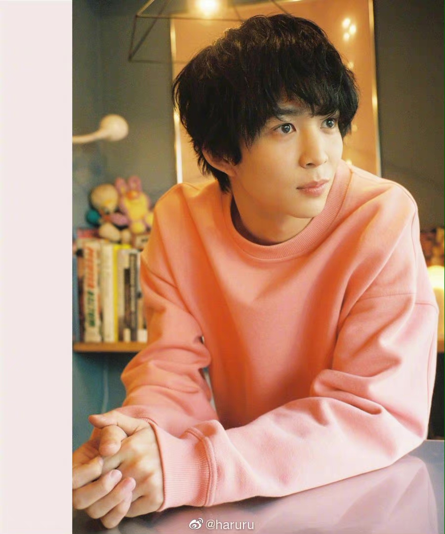 组图:铃木仁登杂志 女友视角新宿咖啡店约会