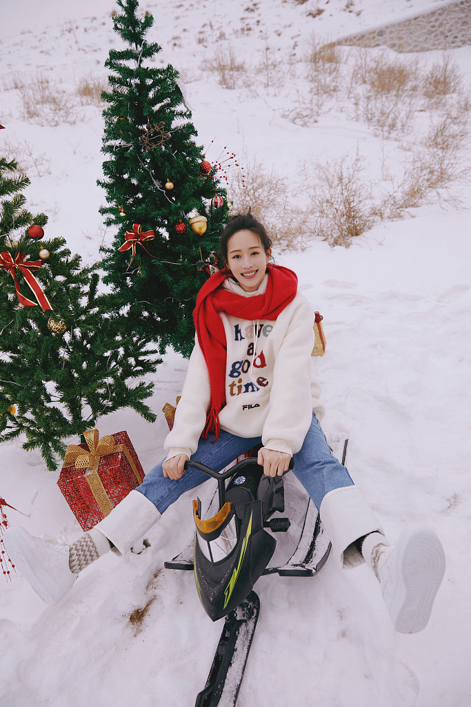 张钧甯圣诞写真温暖治愈 扎高马尾笑容甜美