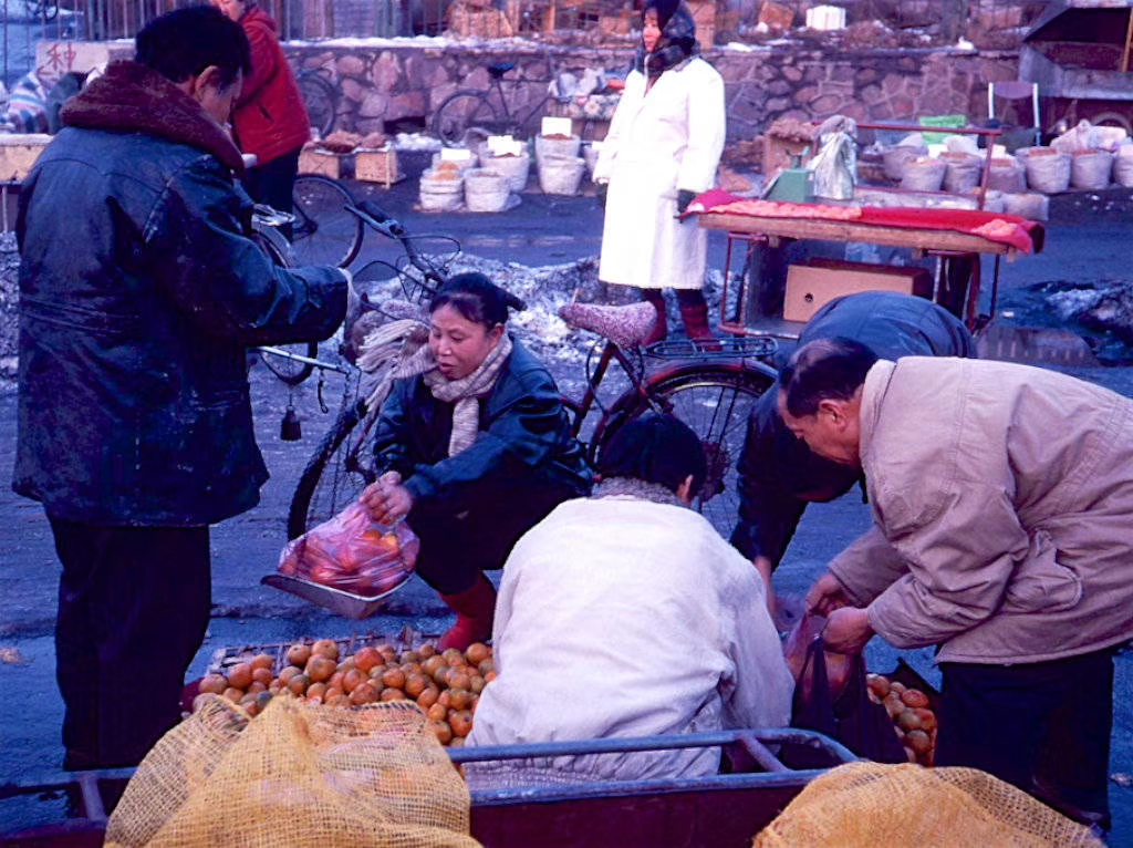 老照片:1993年末的辽宁鞍山,老工业基地的露天市场和蒸汽机车