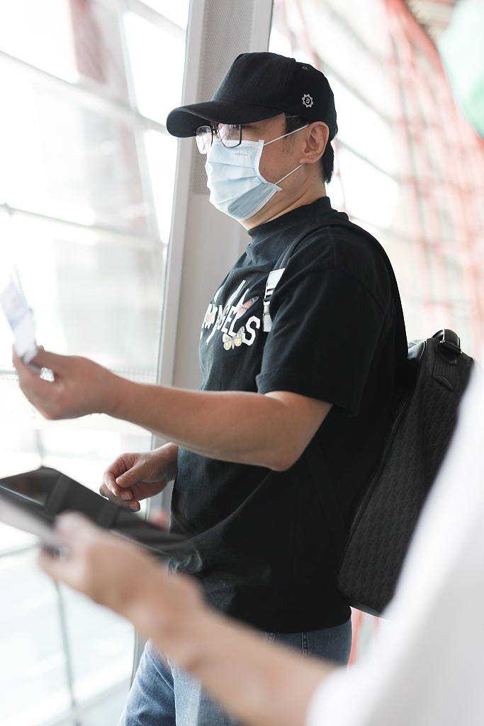 组图:沈腾现身北京机场 "标配"眼镜口罩难遮圆润脸庞