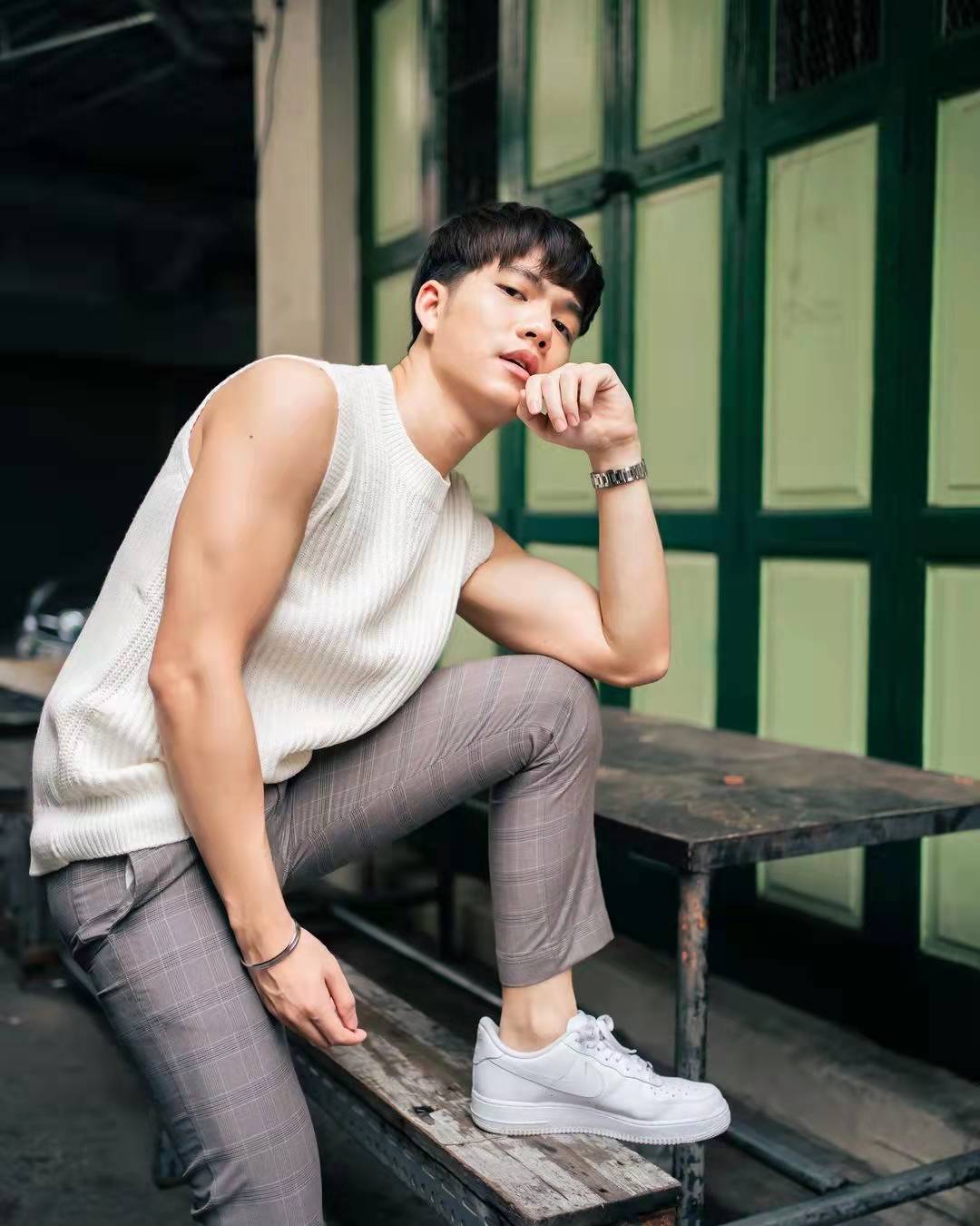 00后小鲜肉的男模生涯,粉嫩粉嫩的他,身材也很棒,真是未来可期