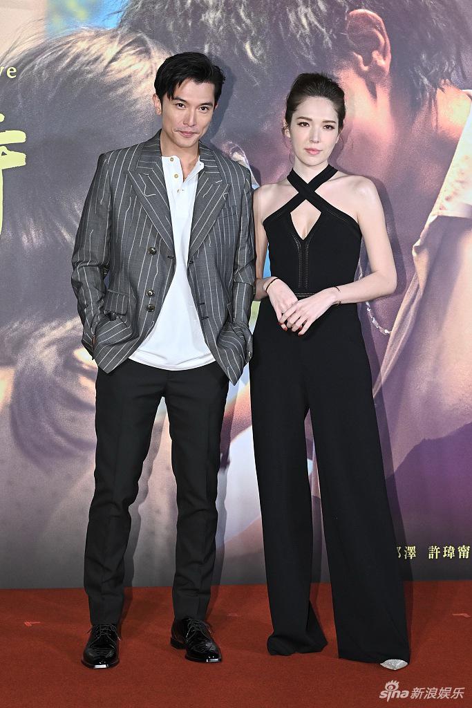 组图:邱泽许玮宁现身台北宣传新片 二人花式摆pose画面有爱