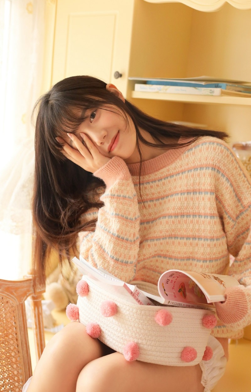 面容清秀肌肤白皙的清纯妹妹长发飘飘气质清纯美女写真集