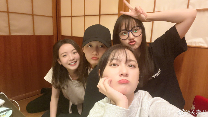 组图:关晓彤晒新剧闺蜜照 卜冠今徐梦洁董思怡贴贴友情好