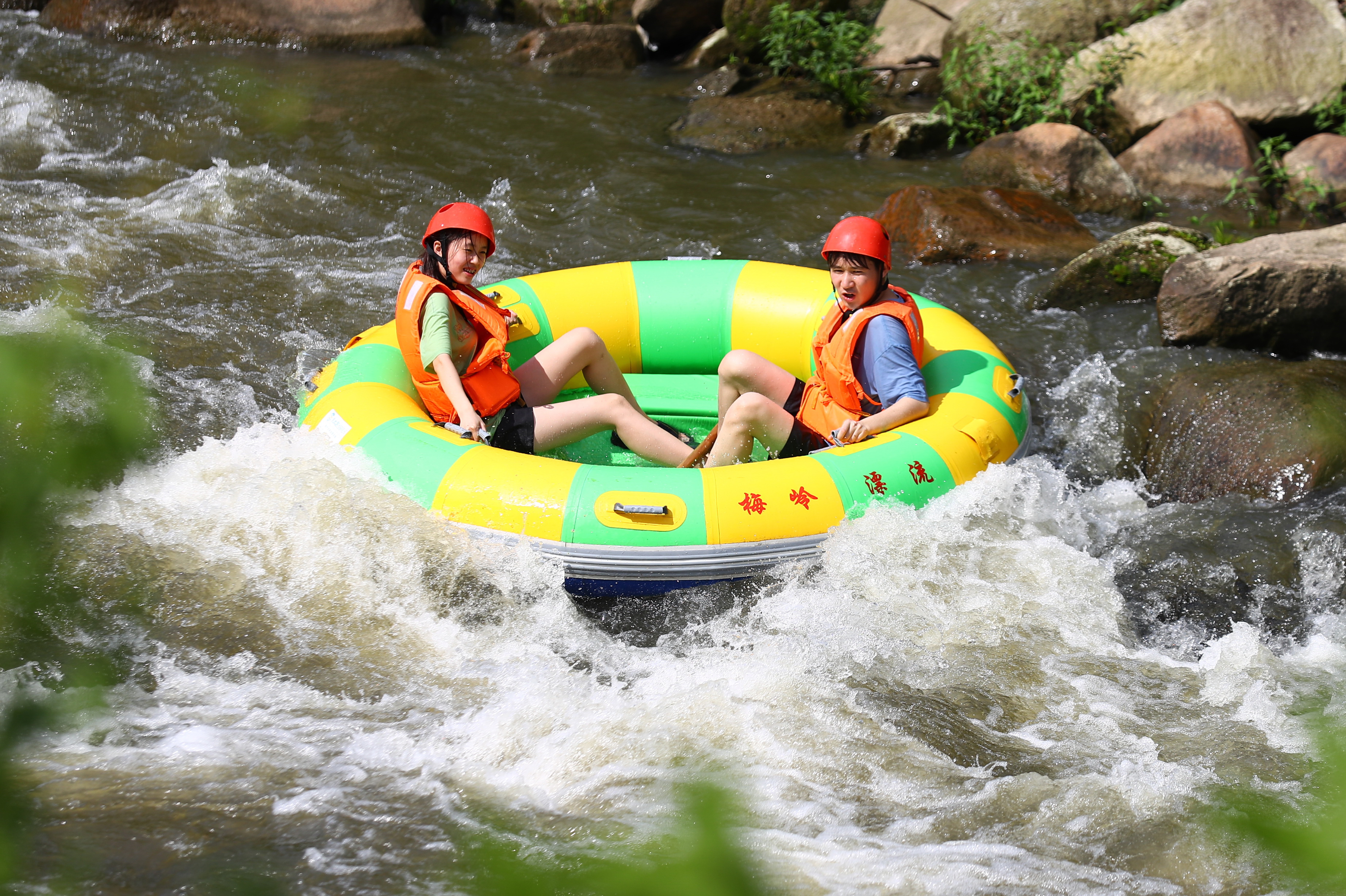 江西南昌市民峡谷漂流享清凉
