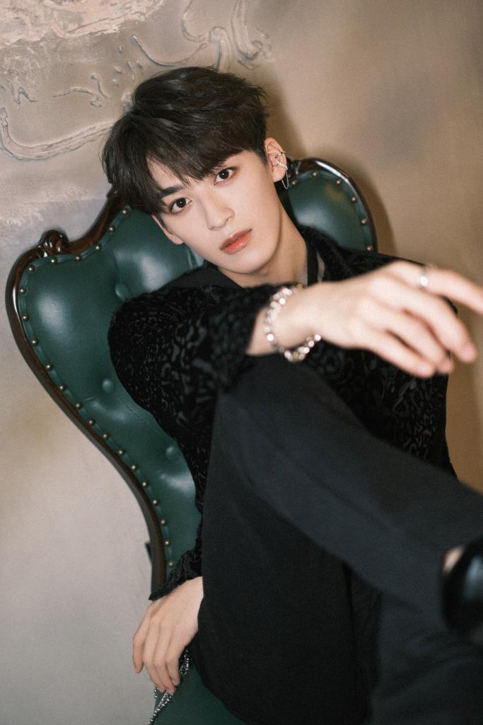 何洛洛音乐会《环游宇宙》舞台造型写真 精致型男让人想舔屏