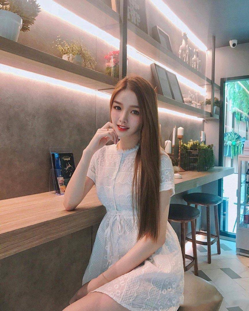 马来西亚网红美女温妮,肌肤白如雪,简单随性穿搭彰显时尚美