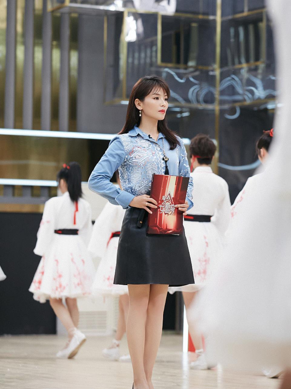 刘涛衬衫配小短裙登台控场 秀美腿气质优雅