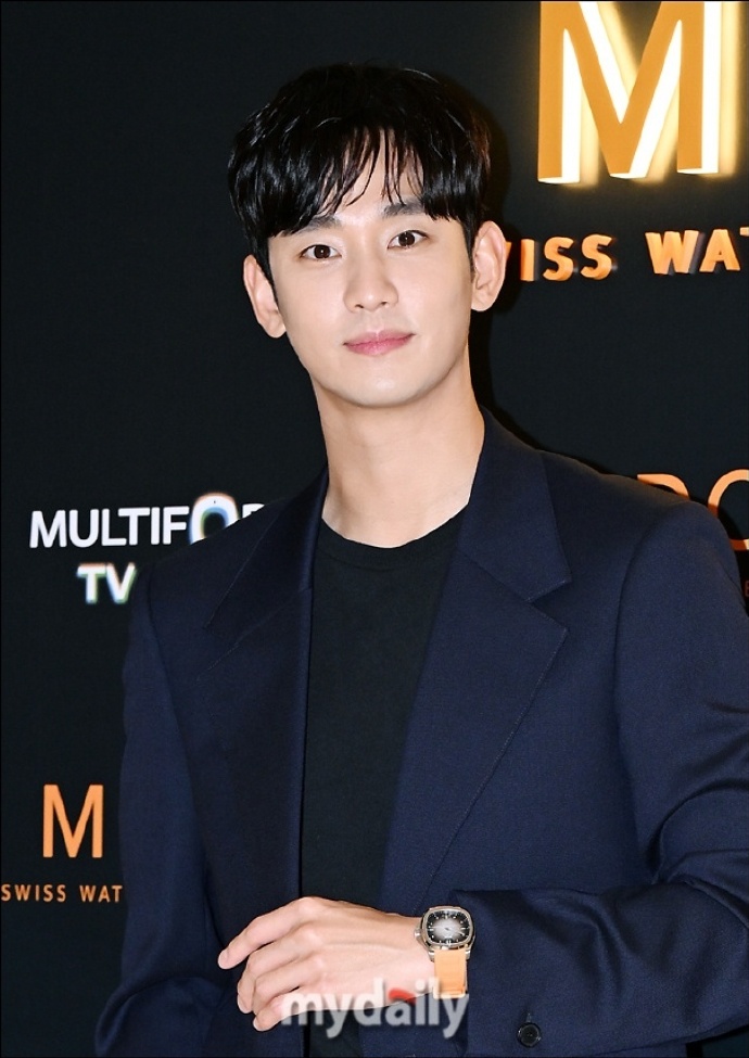 组图:金秀贤参加活动新闻图曝光 状态不错少年感十足