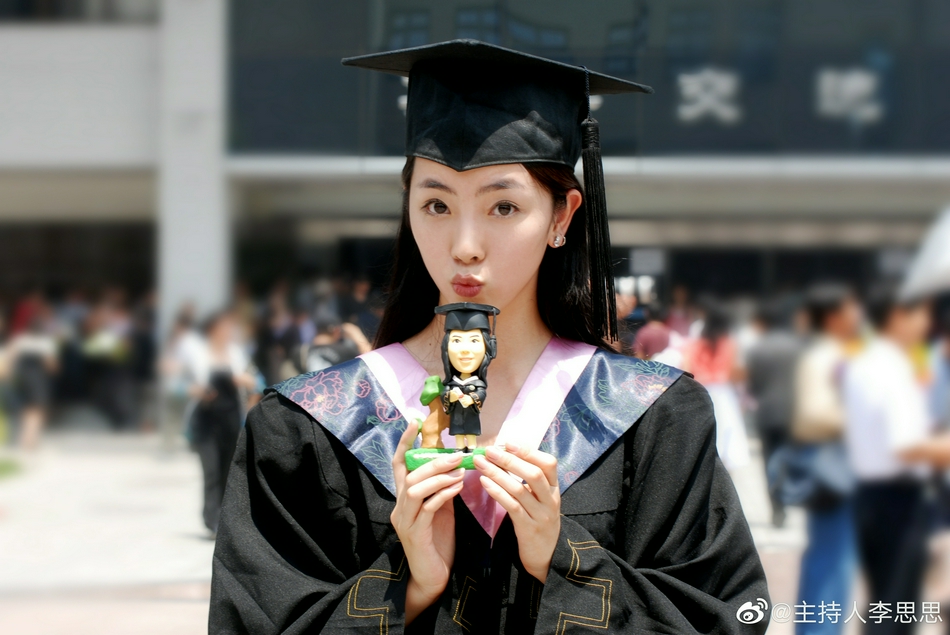 组图:李思思北大毕业照曝光 颜值秀丽被赞多年来无变化