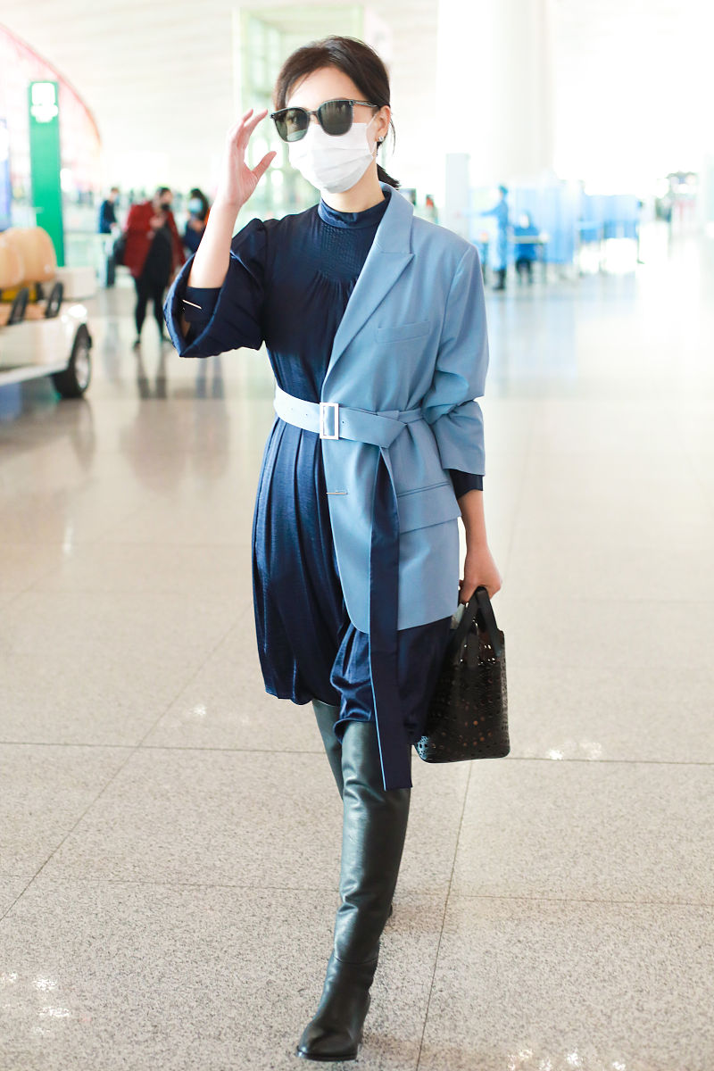 陈数街拍:假两件西装裙搭配长靴 alaia包温柔女人味