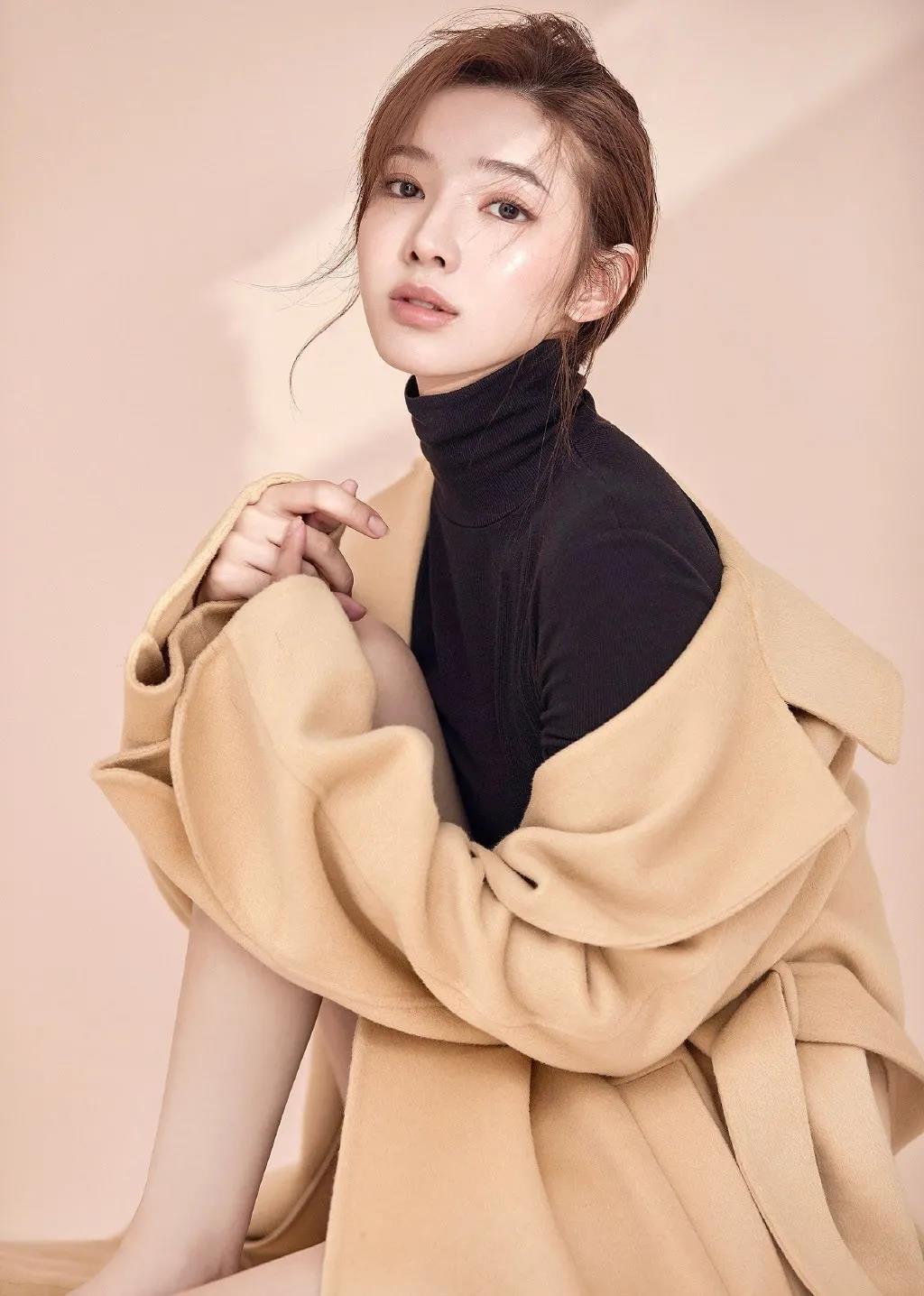美丽大方的美女
