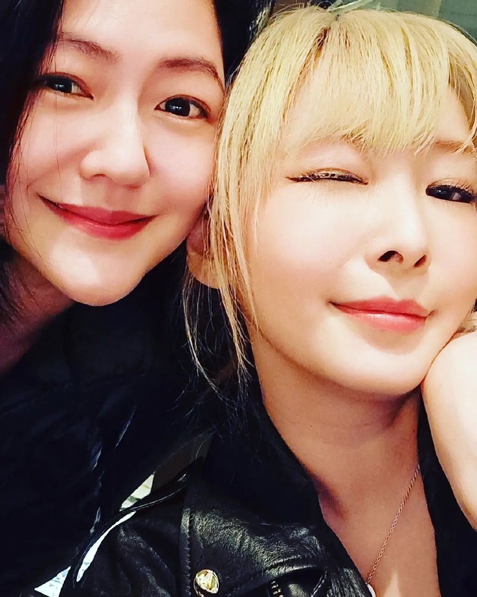 组图:makiyo晒与小s贴脸合照 发文"好久没有姐妹聚会"