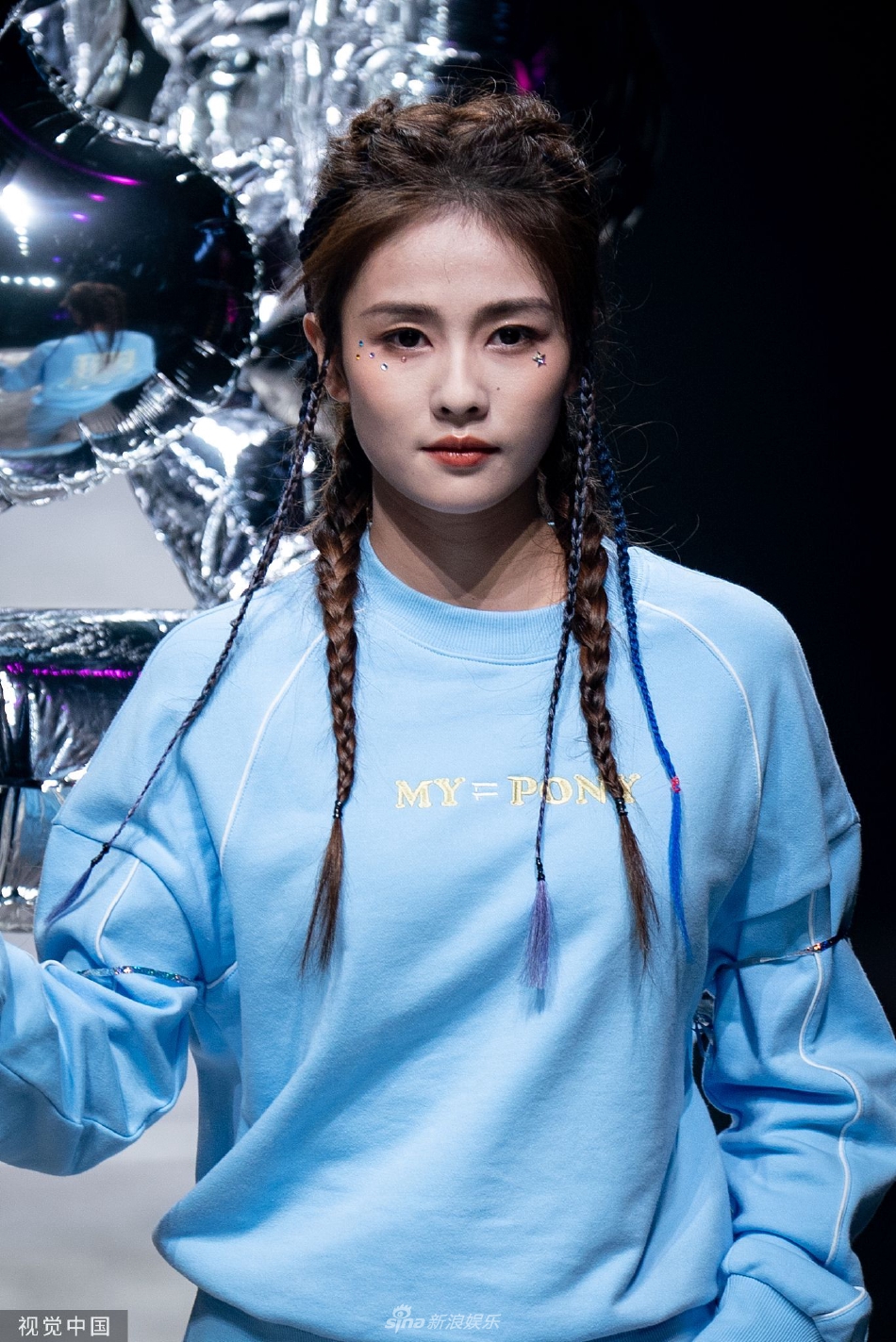 组图:白鹿登台走秀 蓝色运动套装配拳击辫甜酷满分