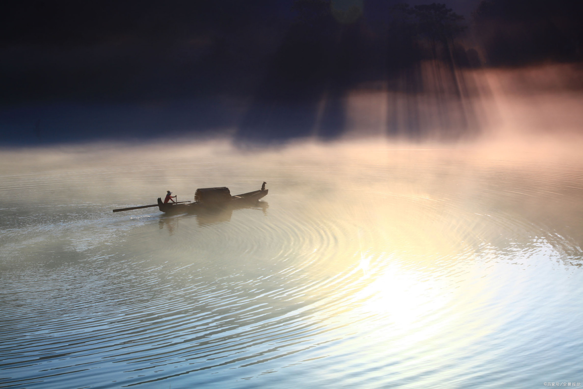 寒雨连江夜入吴,平明送客楚山孤.——唐代:王昌龄