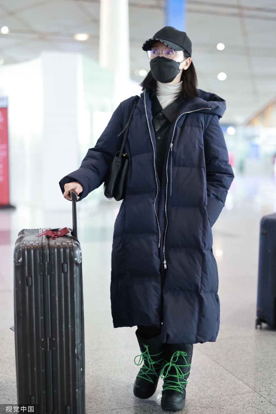 组图:陈数长款羽绒服现身机场 灰色内搭叠穿黑色衬衫好干练