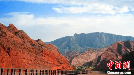新疆库车:天山神秘大峡谷红崖雄奇壮美