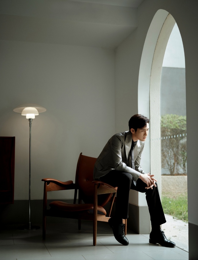 组图:张彬彬银色西装勾勒硬挺轮廓 黑白光影突显精致侧颜