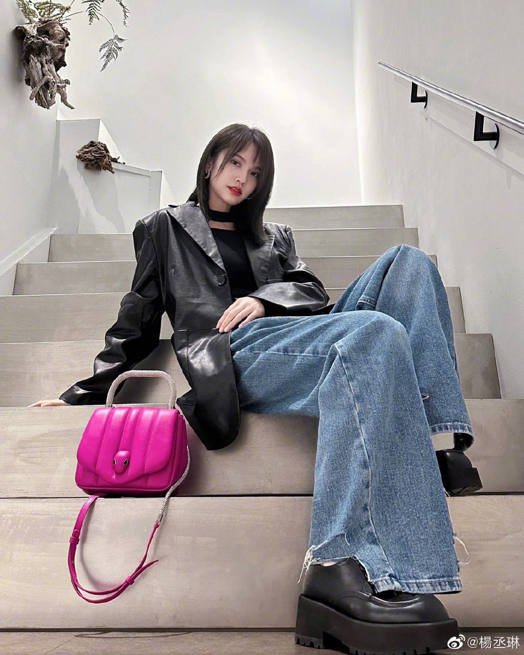 杨丞琳穿搭时尚,红唇诱人