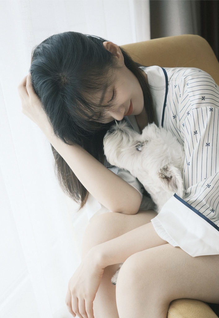 徐悦慵懒随性风睡衣写真 面庞清秀气质邻家可人