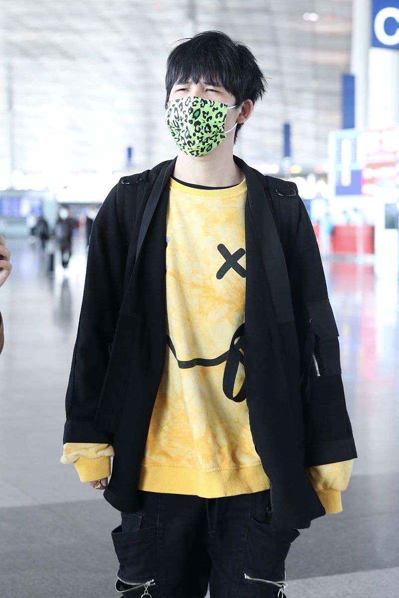 大张伟街拍:黑色外套笑脸卫衣工装裤硫化鞋呆萌可爱