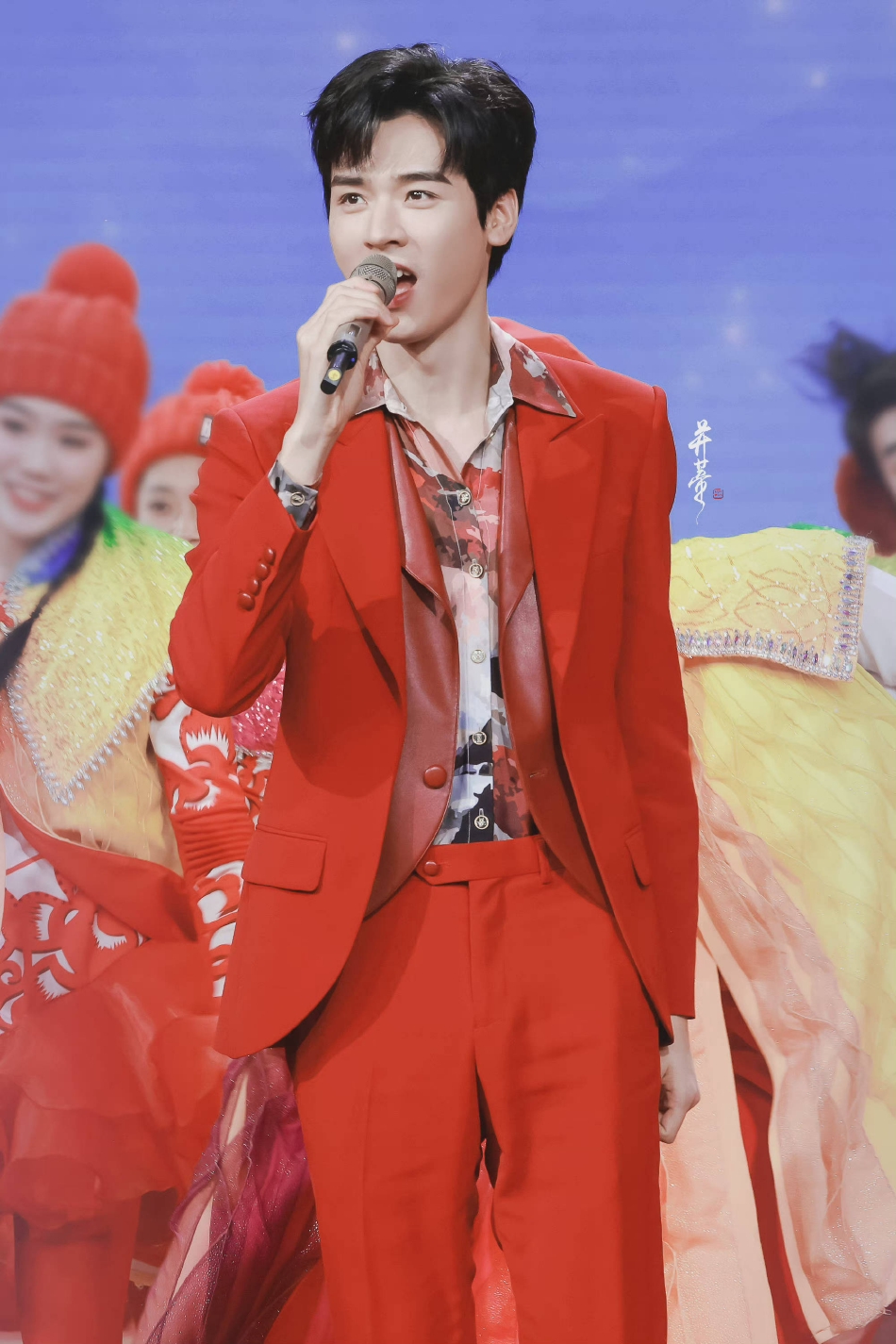 组图:龚俊央视元宵晚会造型图释出 身穿红色西装搭配亮眼