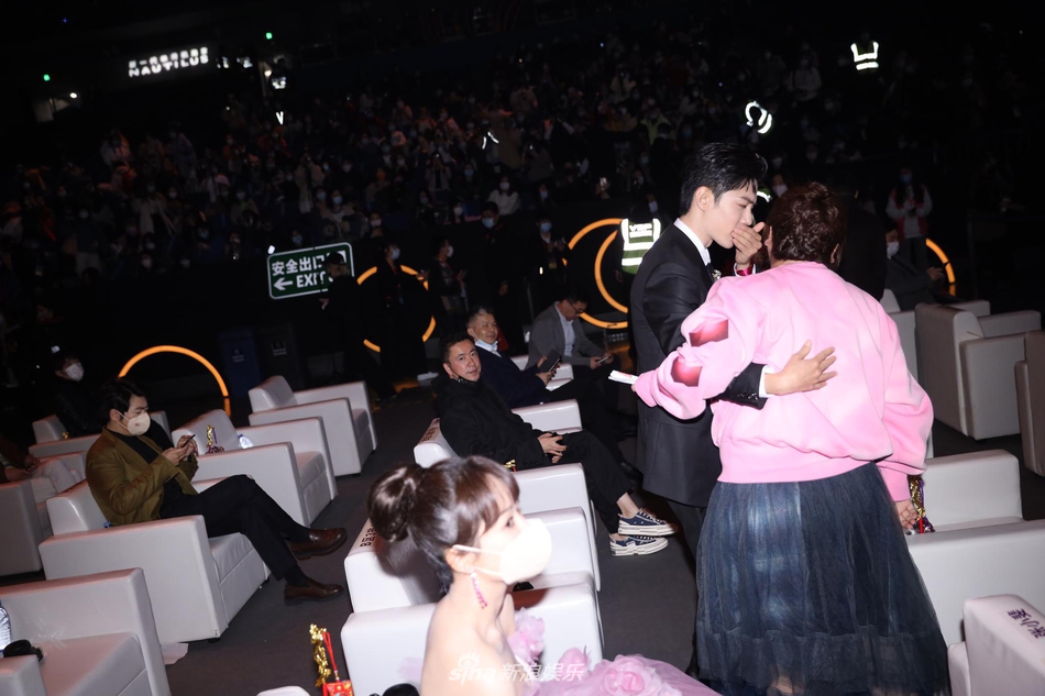 组图:感情好!2020新浪微博之夜 肖战贾玲台下拥抱热聊