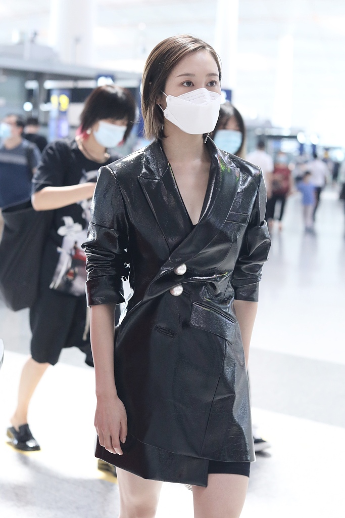 组图:李纯穿黑色漆皮连衣裙秀美腿 对镜比耶卖萌可盐可甜