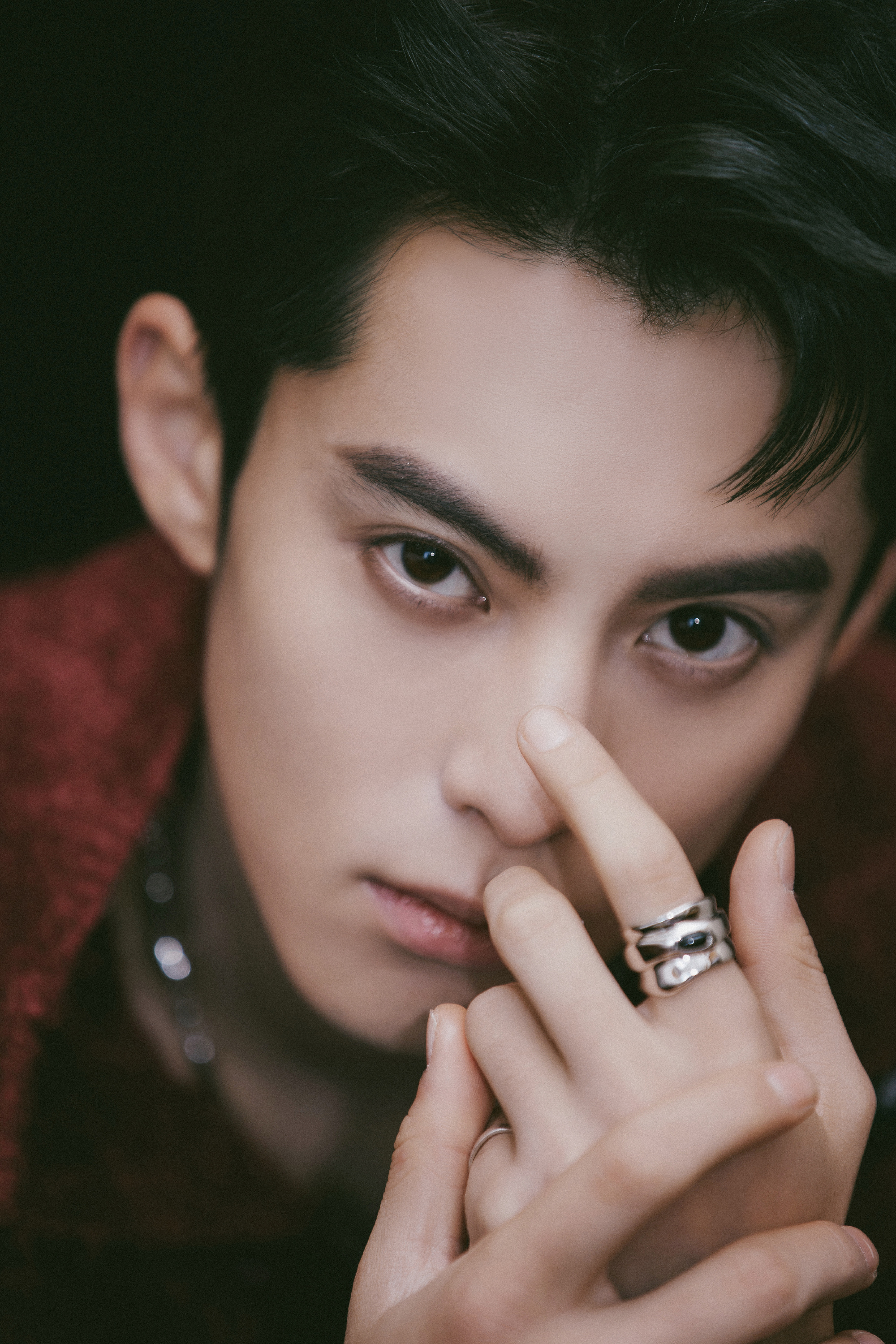 王鹤棣帅气十足