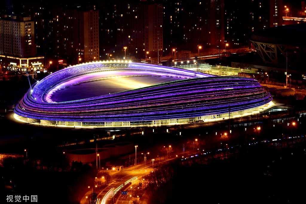 北京:冬残奥会进行时 国家速滑馆比赛场地上演灯光秀