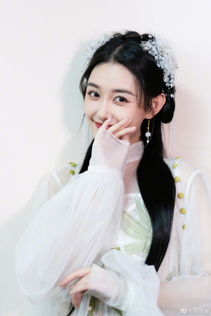 明星蒋依依美图:明眸皓齿,美丽动人