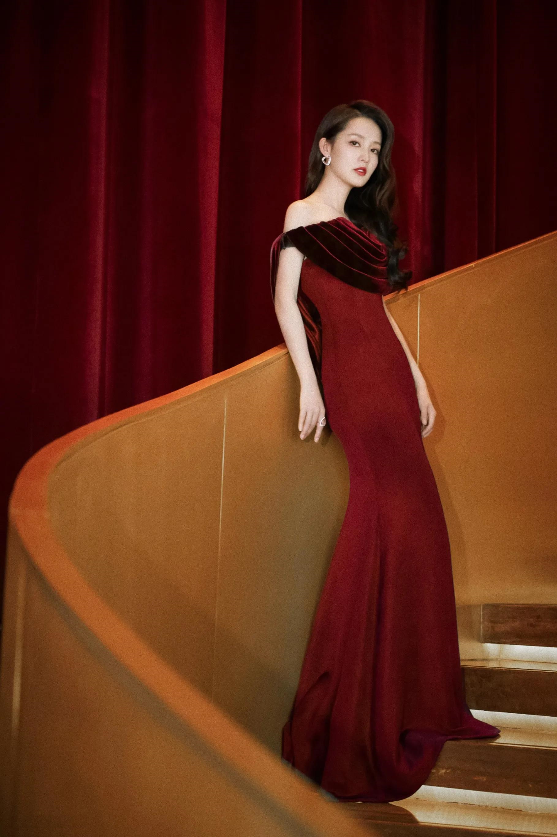 李沁身穿酒红色缎面露肩紧身长裙,身材性感,皮肤白皙