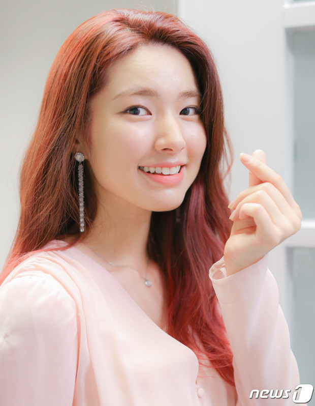 韩国美女演员何英