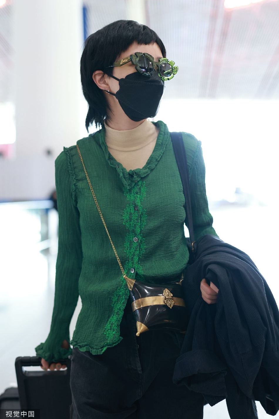 组图:郭采洁穿搭时尚现身机场 穿绿色上衣配绿框墨镜潮流范十足