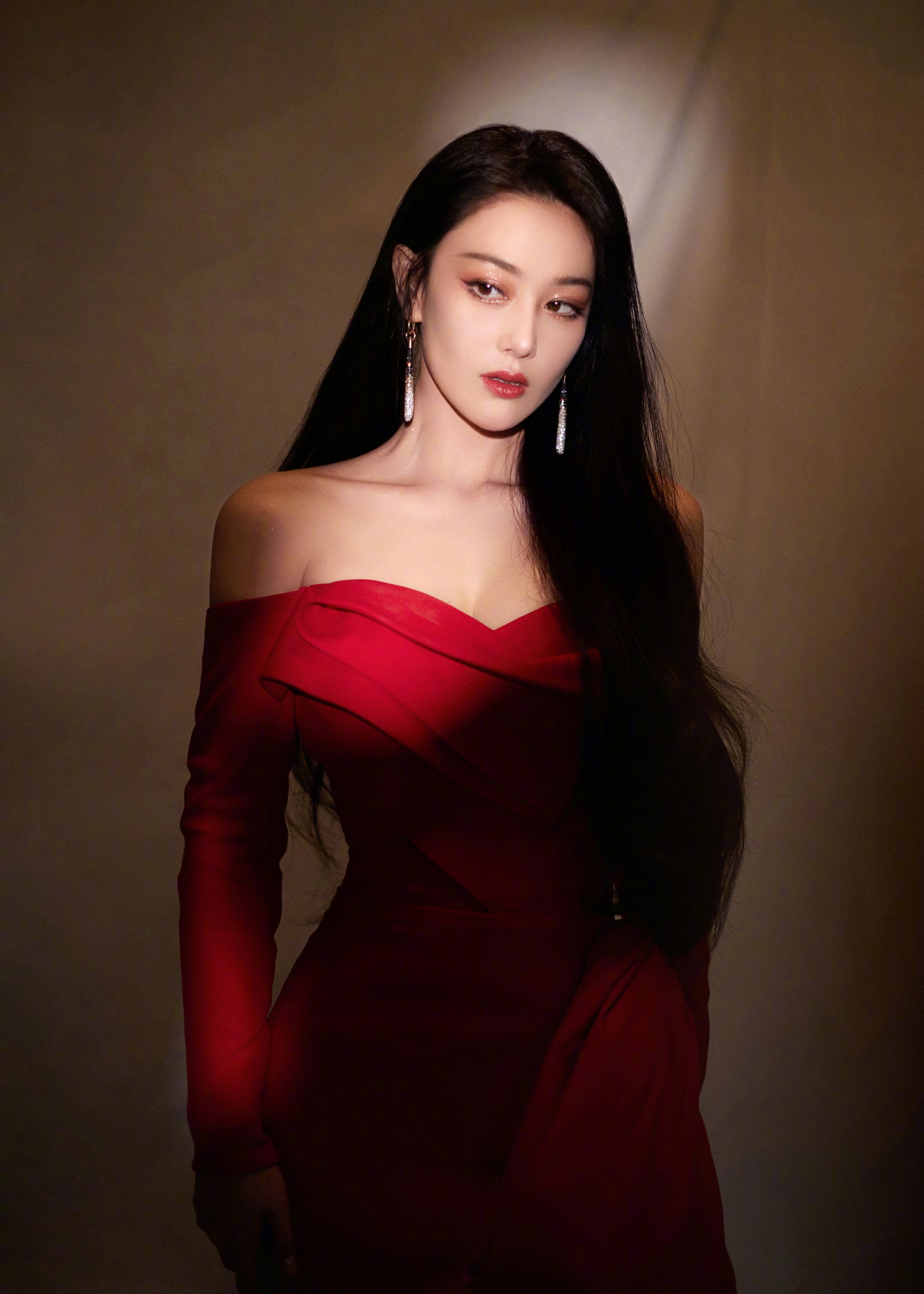 张馨予 火红长裙妩媚动人