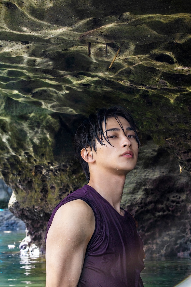 组图:横滨流星演员出道10周年 将发行纪念写真集和随笔集