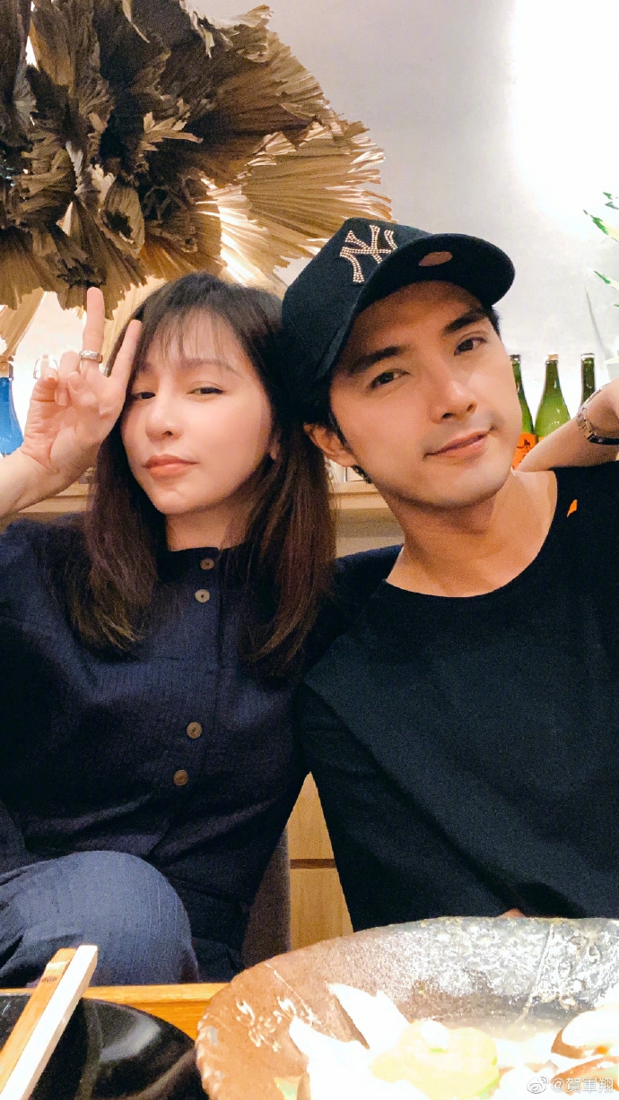 组图:王心凌晒与贺军翔合影 美乐以烈十年后再同框引回忆杀